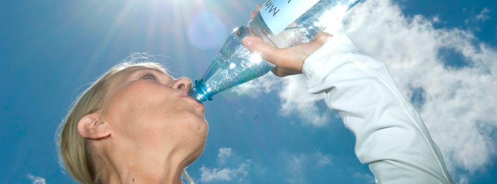Eine Frau trinkt Mineralwasser