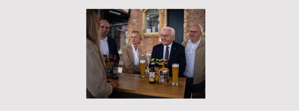 Federal President Frank-Walter Steinmeier visited the Störtebeker Brewery in Stralsund and learned about the company and its strategic direction.