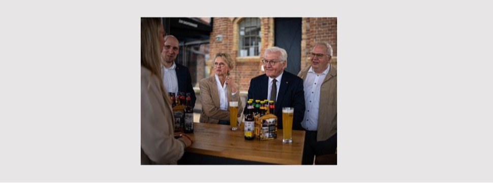 Bundespräsident Frank-Walter Steinmeier hat die Störtebeker Braumanufaktur in Stralsund besucht
