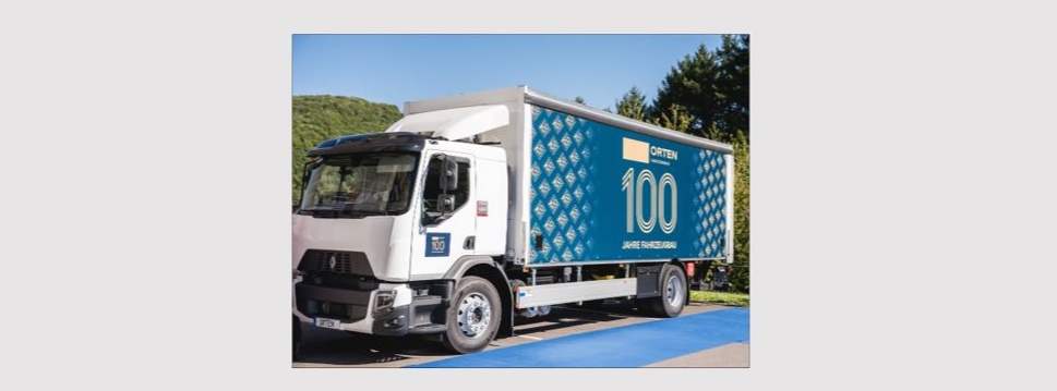 LKW mit Aufschrift 100 Jahre Orten Fahrzeugbau LKW mit Aufschrift 100 Jahre Orten Fahrzeugbau