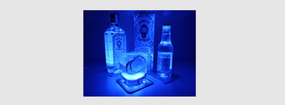 Gin Tonic leuchtet blau im Schwarzlicht