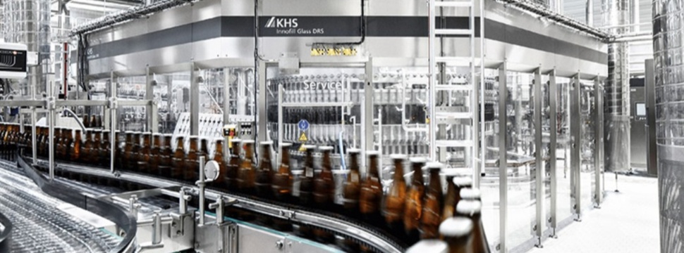 Mit der Innofill Glass DRS kann die bayerische Brauerei bis zu 36.000 standardisierte Poolflaschen, Longneck- (0,33 Liter) und NRW-Flaschen (0,5 Liter) abfüllen.
