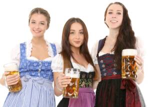 Oktoberfest - Drei Frauen im Dirndl mit Bier Drei Frauen im Dirndl mit Bier