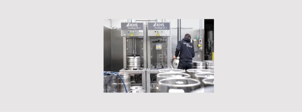 Efficient, hygienic and low on space: Bergmann Brauerei has benefited from its KHS Innokeg AF1-C1 since the end of 2020. The compact system is equipped with separate washing and racking modules for returnable and non-returnable kegs.