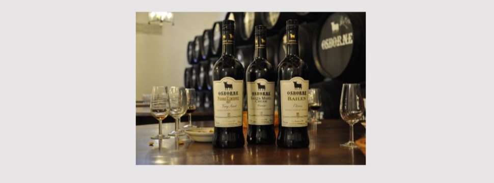 Sherryflaschen und Hafengläser