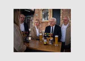 Federal President Frank-Walter Steinmeier visited the Störtebeker Brewery in Stralsund and learned about the company and its strategic direction.