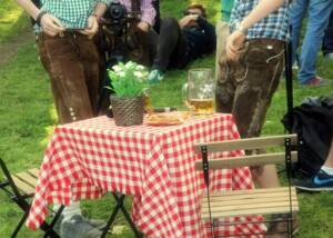 Zwei Männer in Lederhosen wären bereit für den Test