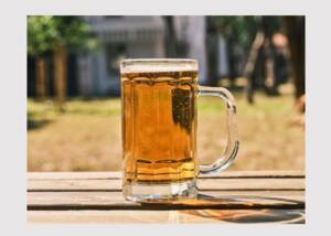 Maßkrug mit Radler, der Kirschlikör fehlt noch