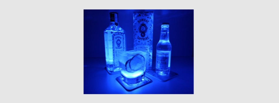 Gin and tonic glows blue in black light