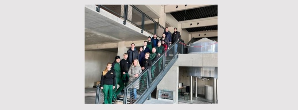 Geschäftsführer Maximilian Krieger mit einem Teil der Mitarbeitenden im Neubau des Riedenburger Brauhauses