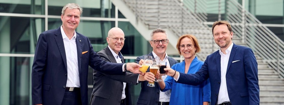 drinktec and BrauBeviale join forces. (from left to right: CEO NürnbergMesse Peter Ottmann, CEO Messe München Dr. Reinhard Pfeiffer, CEO YONTEX Rolf Keller, Executive Vice President YONTEX Petra Westphal, CEO Messe München Stefan Rummel)