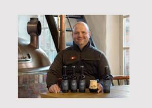 Brauer Christoph Puttnies präsentiert die holzfassgereiften Biere.