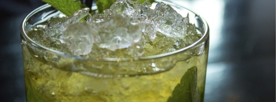 Kaltes Getränk mit Eiswürfeln