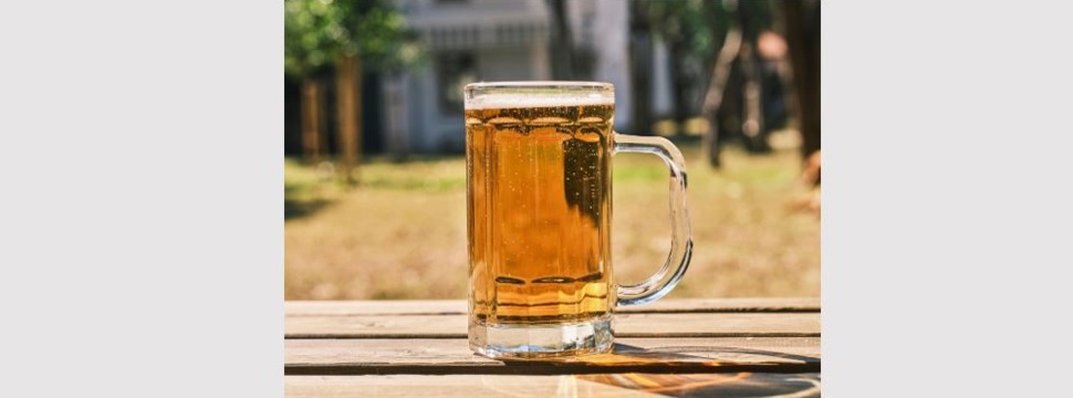 Maßkrug mit Radler, der Kirschlikör fehlt noch