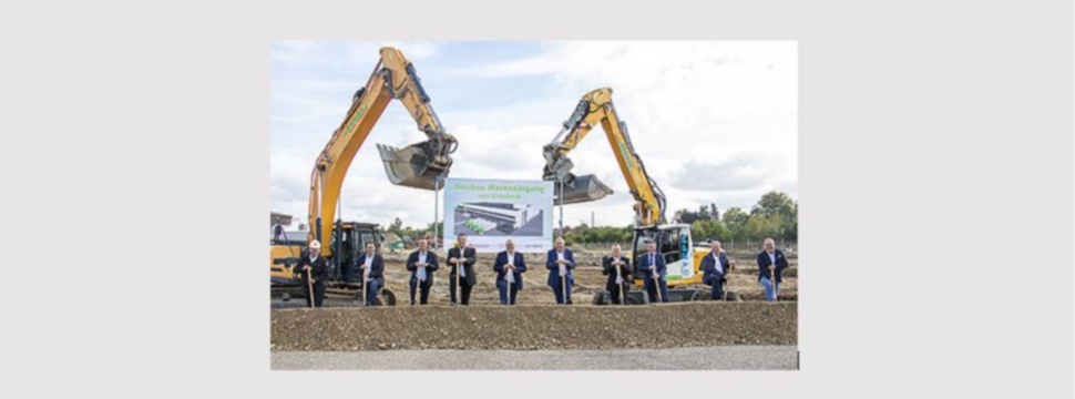 Present at the groundbreaking ceremony were (from left): Managing Director Gerd Wagner from the construction company Xaver Riebel; Civil Engineer Wolfgang Dischinger from Grünbeck; Managing Director Dieter Scheuerer from the planning office i.CG; Project Manager Markus Leib from Grünbeck; 1st Mayor of Höchstädt, Gerrit Maneth; Grünbeck Managing Director Dr. Günter Stoll; Grünbeck Supervisory Board Chairman Jürgen Weißenburger; District Administrator Leo Schrell; Managing Director Jürgen Leo from the planning office i.CG as well as co-owner Hubert Kuhn from the engineering office degen & partner mbb.