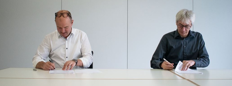 Peter Vyncke, Inhaber von Vyncke, und Johannes Vick, CEO von Bühler Grains & Food, bei der Unterzeichnung der Partnerschaftsvereinbarung