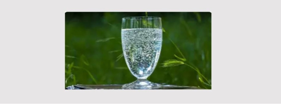 Glas mit Mineralwasser