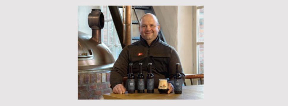 Brauer Christoph Puttnies präsentiert die holzfassgereiften Biere.