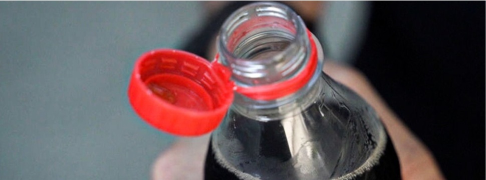 Since November 2021, Coca Cola in Germany has been gradually converting its disposable bottles to new caps. They are now firmly attached to the bottle.