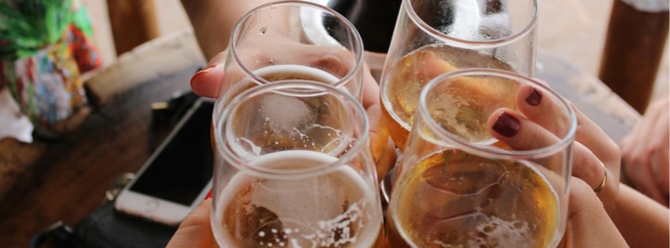 4 Gläser Bier