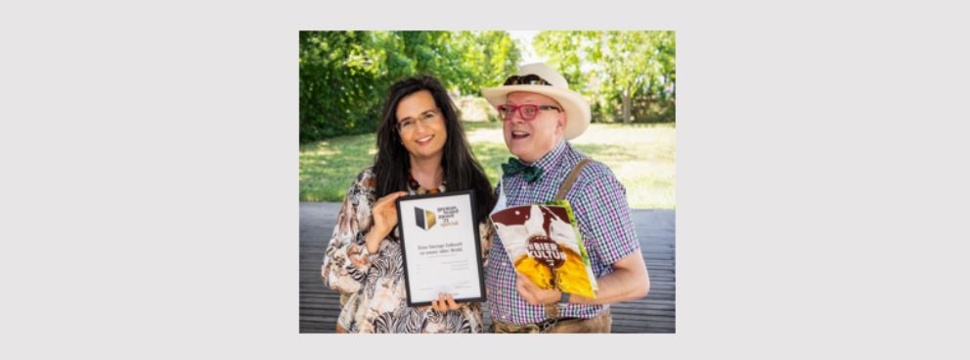 Gabriela Maria Straka, Director Corporate Affairs and CSR of Brau Union Österreich, and Beer Pope Conrad Seidl, who has been involved in the Beer Culture Report from the beginning, are pleased with the award.