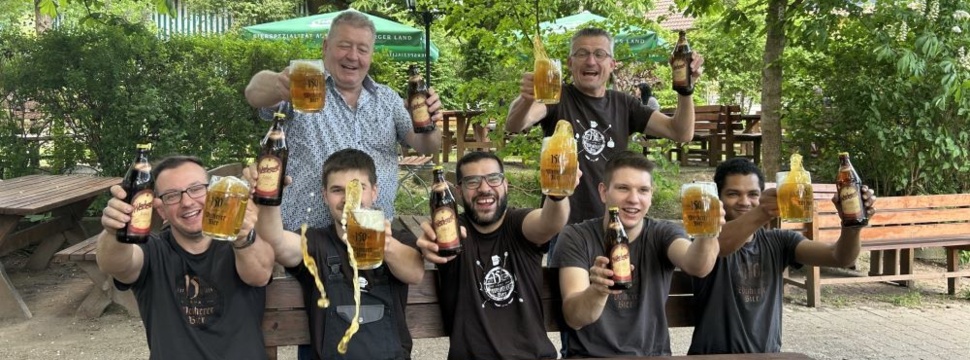 Weiherer Rauch holt Gold beim World Beer Cup 7 Männer stoßen mit Weiherer Rauch an