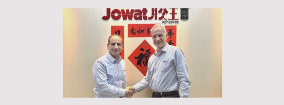 Zwei Männer geben sich die Hand.