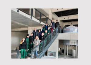 Geschäftsführer Maximilian Krieger mit einem Teil der Mitarbeitenden im Neubau des Riedenburger Brauhauses