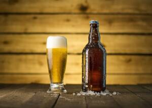 Bierflasche mit Bierglas