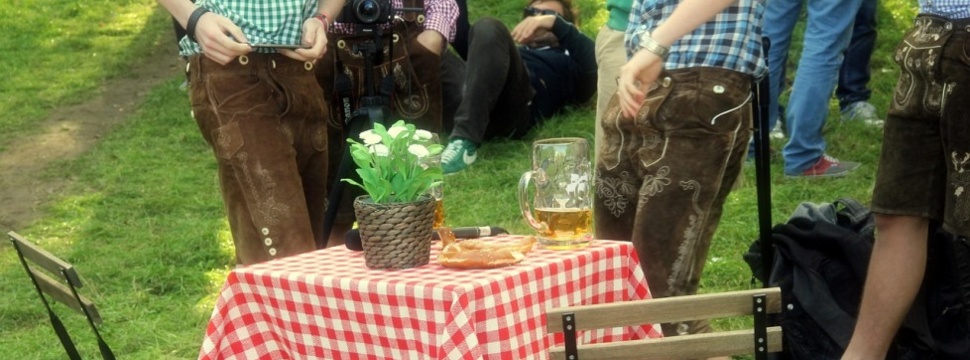 Zwei Männer in Lederhosen wären bereit für den Test