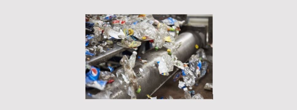 Das recycelte PET stammt von Flaschen aus der haushaltsnahen Sammlung und wird zur Herstellung neuer Flaschen verwendet.