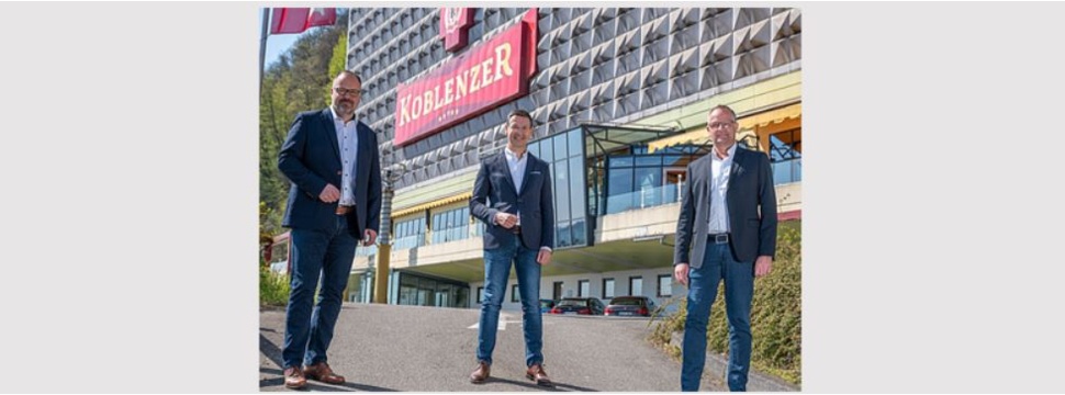 Die Geschäftsführer der Koblenzer Brauerei, Jörn Metzler (l.) und Thomas Beer (r.), mit Michael Stumpf (m.), Vertriebsleiter Südwest der Bitburger Braugruppe