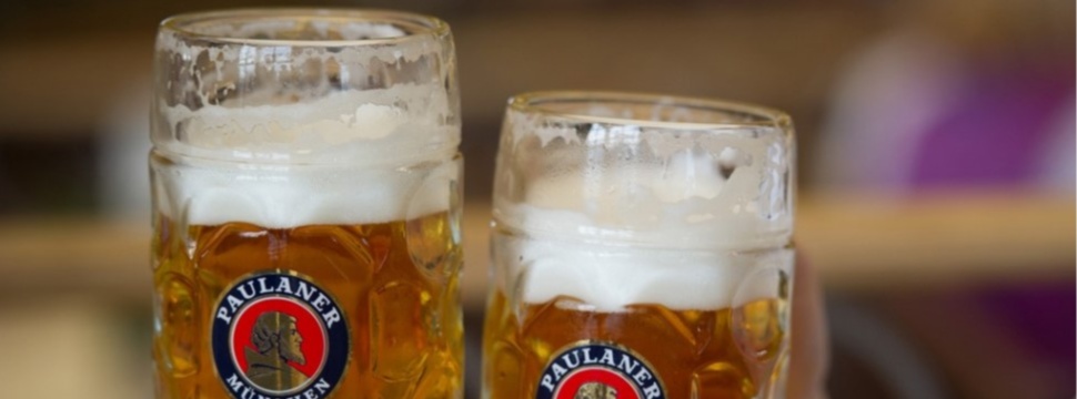 Auf dem Oktoberfest in München gehen mehrere zehntausend Liter Bier über den Tresen