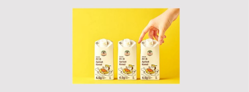 ROOTS of Quality Foods, ein ambitioniertes Start-up-Unternehmen aus Taiwan, hat sein erstes pflanzliches Getränk auf den Markt gebracht – ein innovativer Drink aus Aprikosenkernen von asiatischen Aprikosenbäumen. Diese Marktneuheit wird in der Kartonpackung combifitSmall 300ml von SIG mit wiederverschließbarem combiSmart-Verschluss angeboten. Das ist praktisch für den on-the-go Konsum und sorgt für hohe Sichtbarkeit im Verkaufsregal.