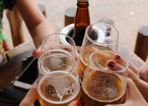 4 Gläser Bier