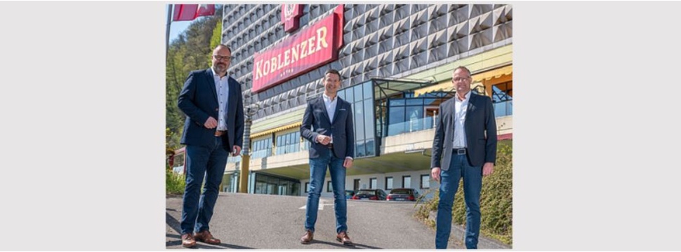 The managing directors of Koblenzer Brauerei, Jörn Metzler (l.) and Thomas Beer (r.), with Michael Stumpf (m.), sales manager southwest of the Bitburger Brauereigruppe