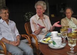 Ältere Damen beim Kaffeekränzchen