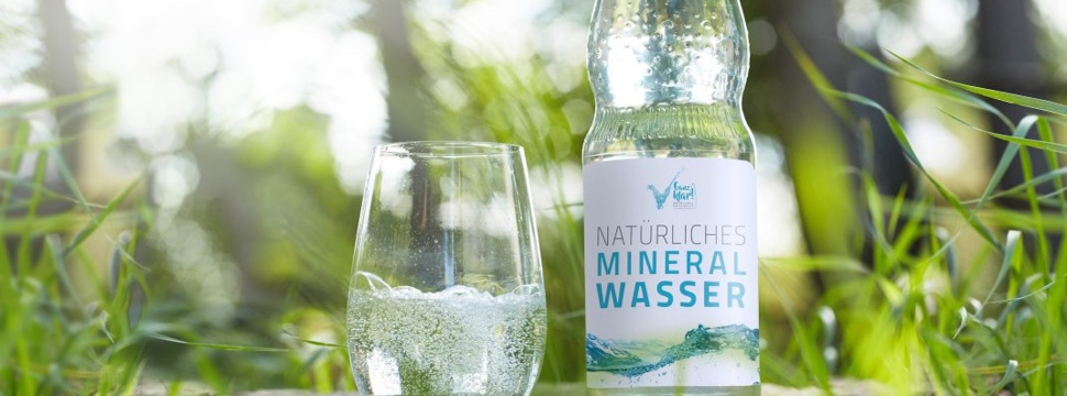 Natürliches Mineralwasser