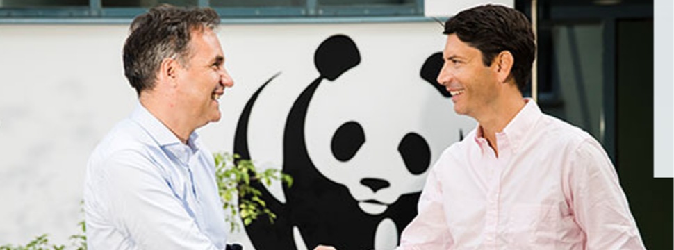 Samuel Sigrist (rechts), CEO von SIG, und Thomas Vellacott, CEO des WWF Schweiz, unterzeichneten eine wichtige neue Partnerschaft