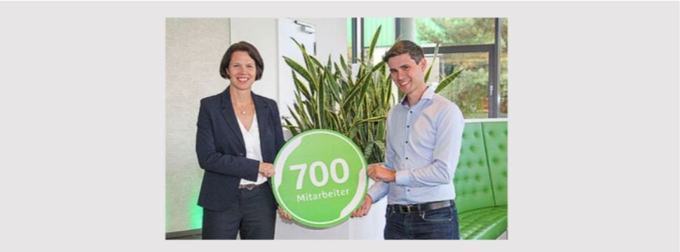 Human Resources Manager Sandra Stricker is pleased to welcome the 700th employee at Grünbeck, Stefan Gollinger.