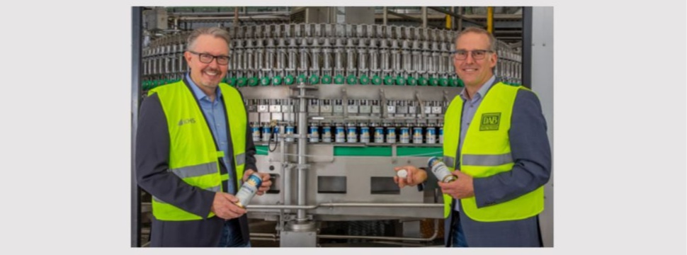 Dirk Dünnhaupt (l.), KHS-Vertriebsmanager für Nordrhein-Westfalen, und Steffen Krauß, Leiter Technik Dortmunder Brauereien, freuen sich auf die neue Abfüllanlage, die im November an der Steigerstraße in Betrieb gehen soll.