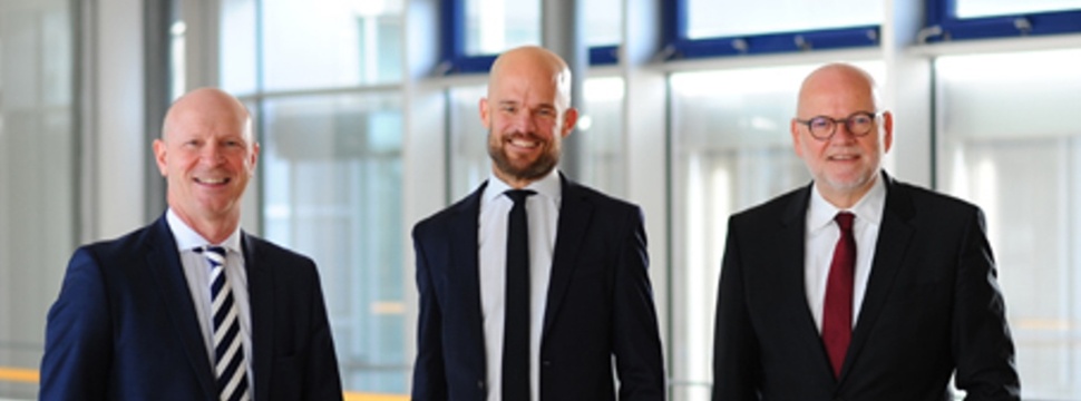 Dr. Guido Spachtholz (center) replaced Dr. Thomas Baumgärtner (right in photo) as managing director and head of the pressure-sensitive materials business unit at HERMA GmbH on March 1, 2021; and, according to CEO Sven Schneller (left in photo), took over an excellently positioned, highly efficient division at the continuously growing self-adhesive technology specialist.