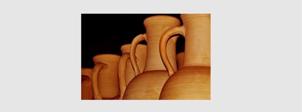 Jugs made of stoneware were used to transport mineral water in the past.