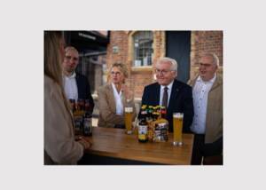 Bundespräsident Frank-Walter Steinmeier hat die Störtebeker Braumanufaktur in Stralsund besucht