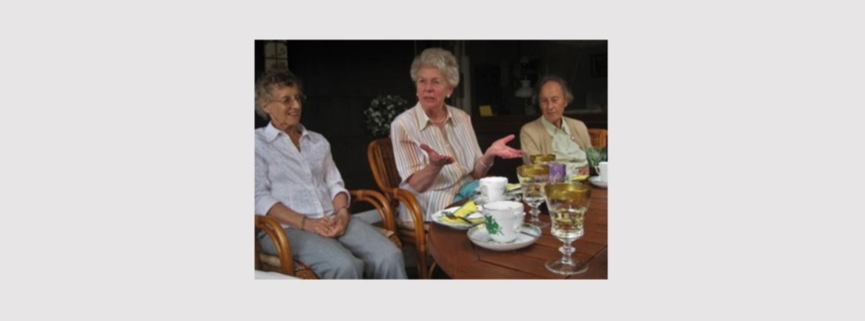 Ältere Damen beim Kaffeekränzchen