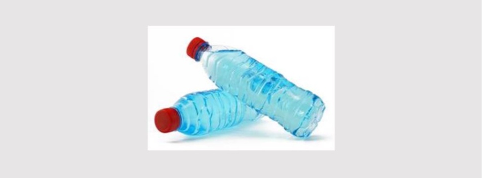 Kunststoffflaschen mit Wasser - Schlechter Sommer für Getränkeflaschen